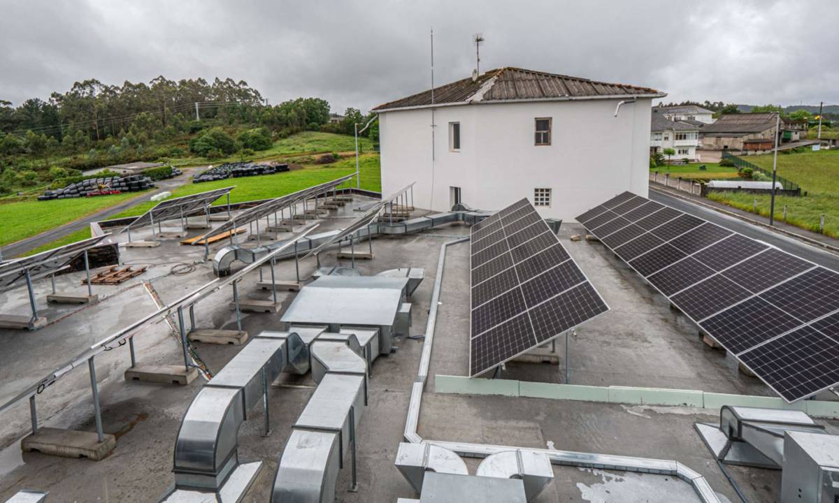 Paneles solares en techo de hotel para eficiencia energética