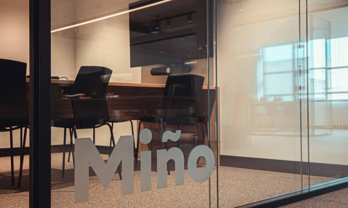 Rotulación de mamparas de vidrio para oficina con vinilos