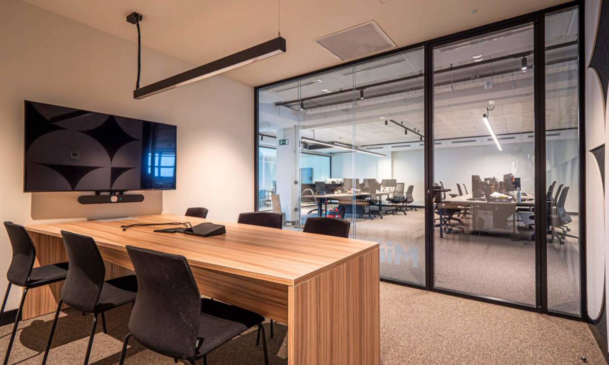 Mesa de gran formato con sobre de madera realizada a medida para sala de reuniones en oficina