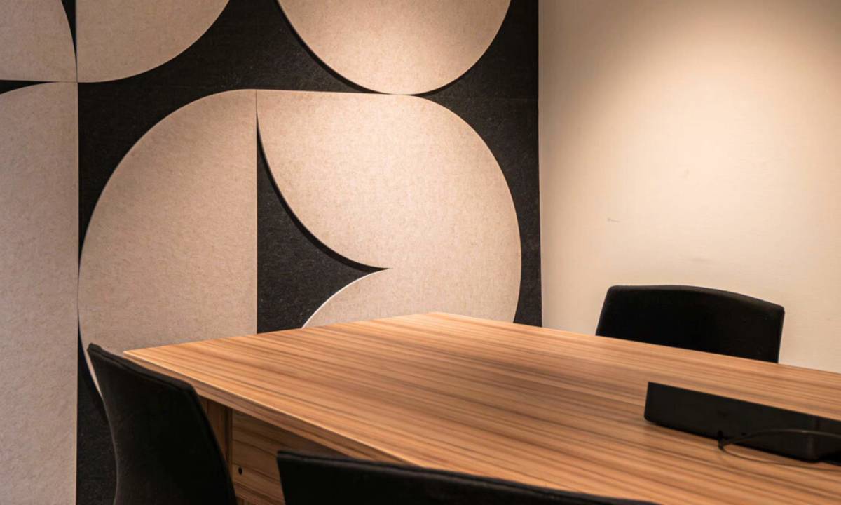 Revestimiento acústico blanco y negro para salas de reuniones y despachos en oficina