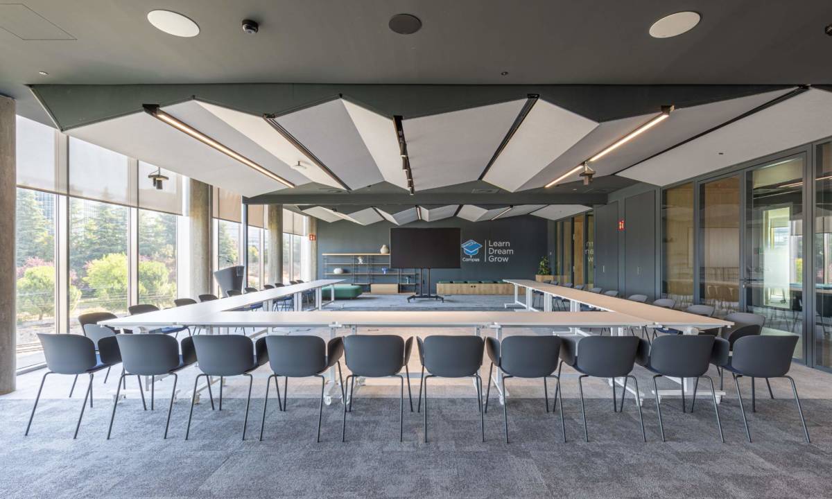 Sala de juntas y formación con sillas y mesas para impartir formaciones académicas en Madrid
