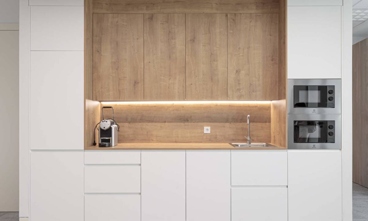 Mueble de carpintería a medida para zona de office