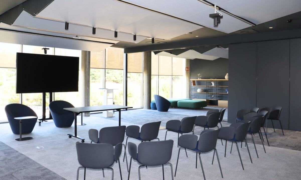 Sala de formación en oficina en Madrid con equipamiento audivisual