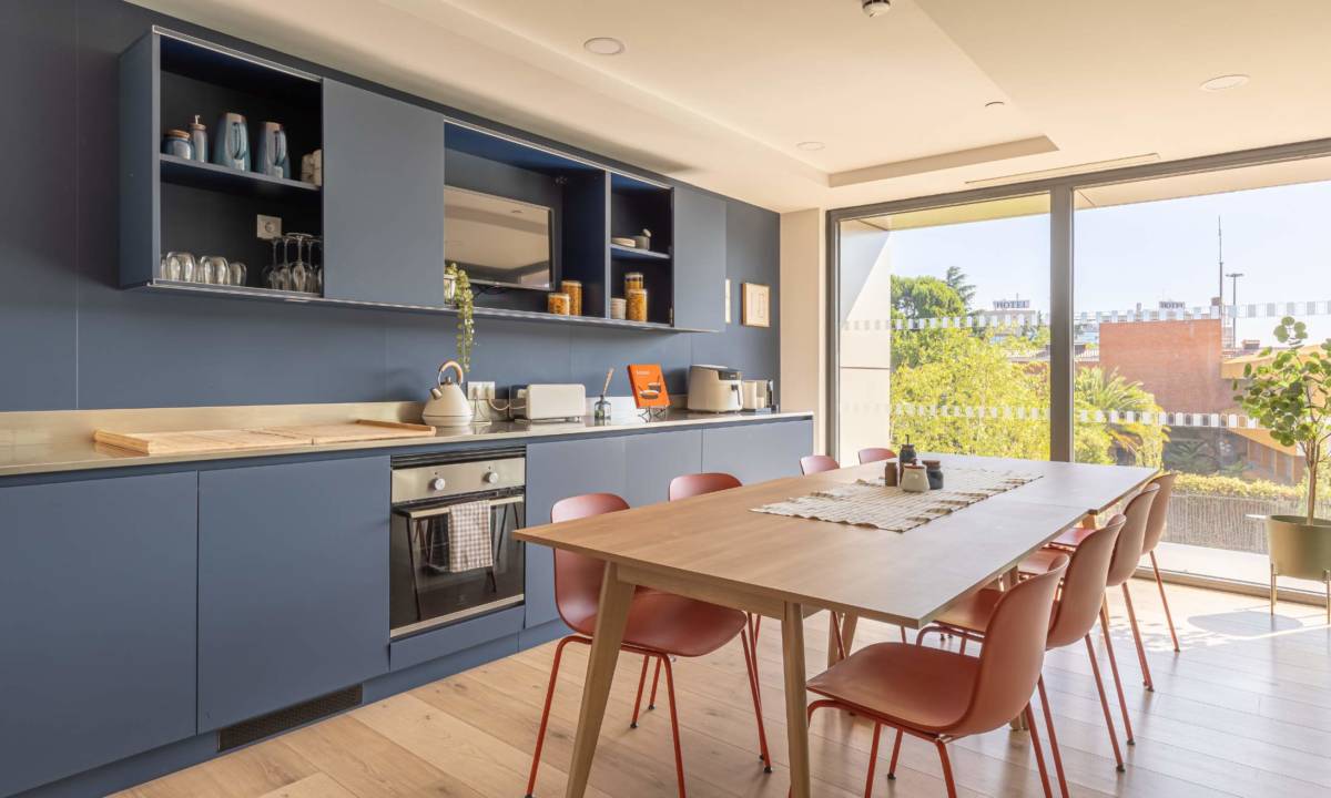 Cocina común en color azul realizada a medida en talleres propios