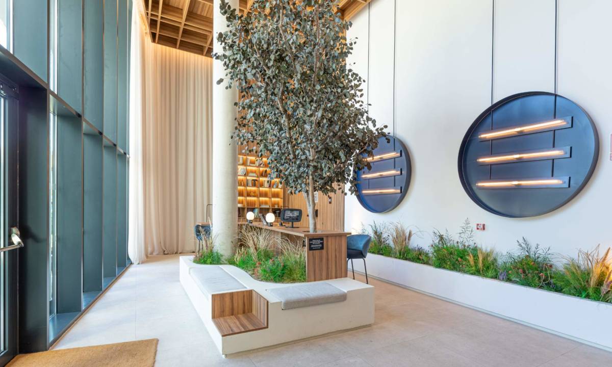 Zona de hall de entrada con mostrador a medida