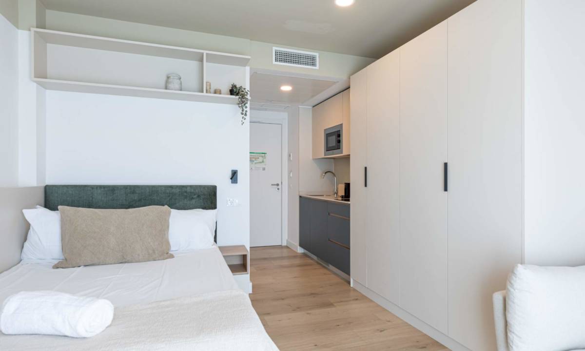 Habitación con mobiliario a medida y cocina en espacio Flex Living