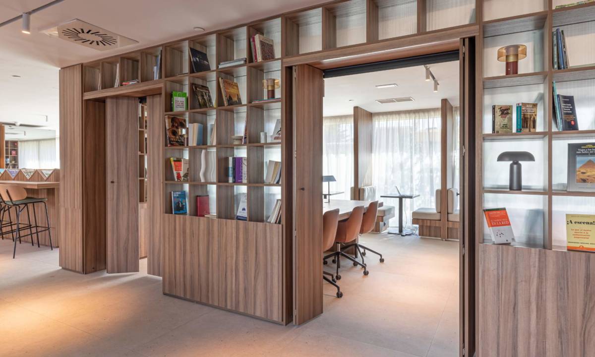 Estantería a medida para zona de biblioteca compartida en Flex Living