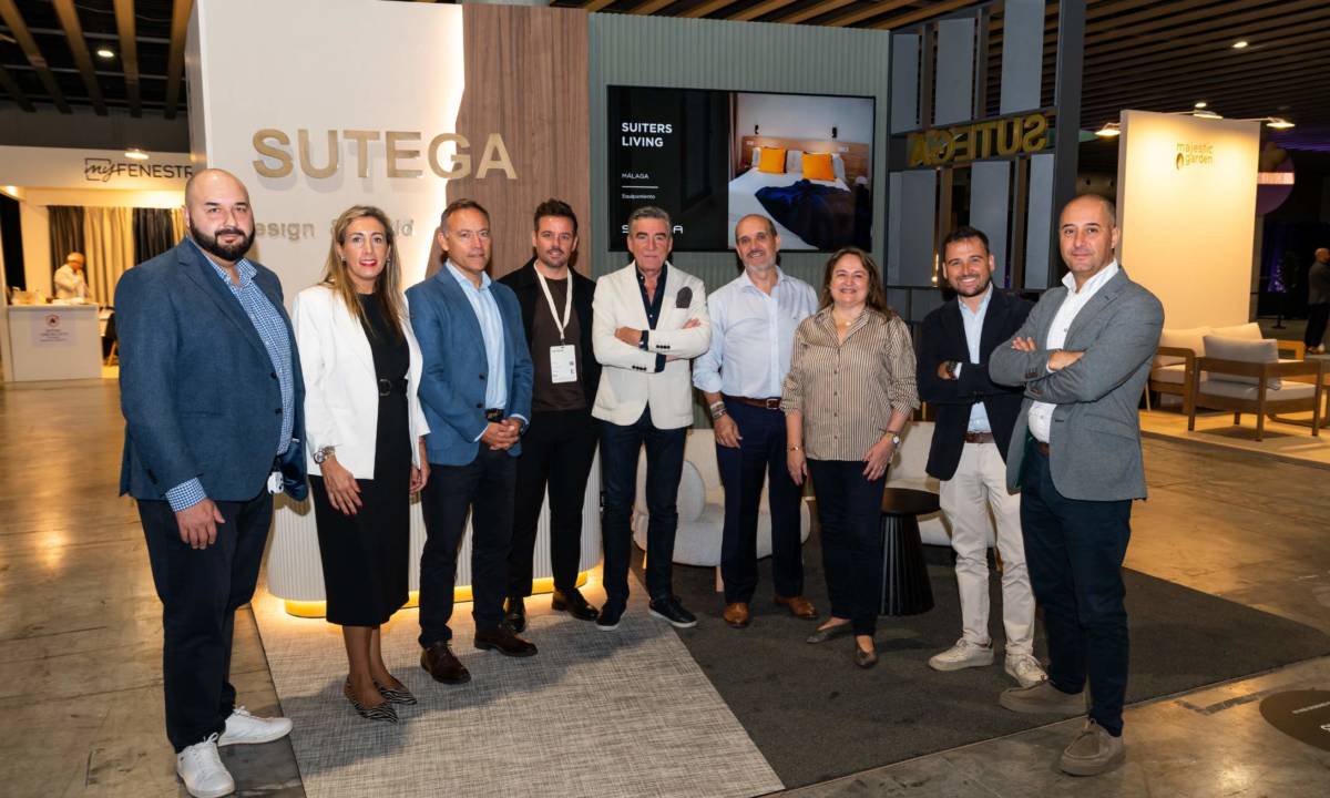 Equipo de Sutega delante del stand diseñado y fabricado para al feria hotelera interihotel Barcelona