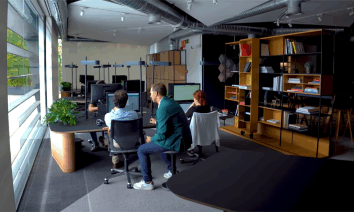 Equipo de trabajo de obra en oficina viendo proyectos 