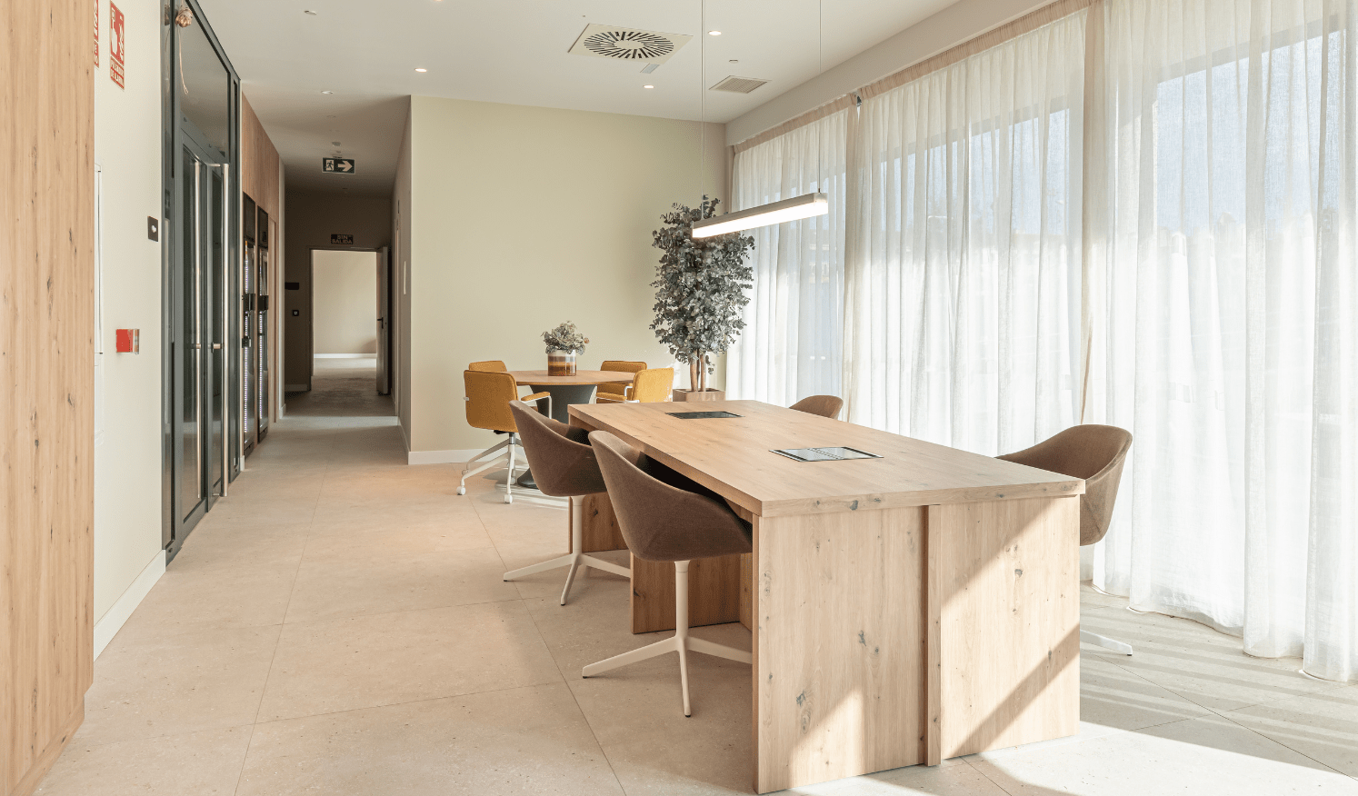 Zona coworking de carpintería a medida en zonas comunes de edificio compartido