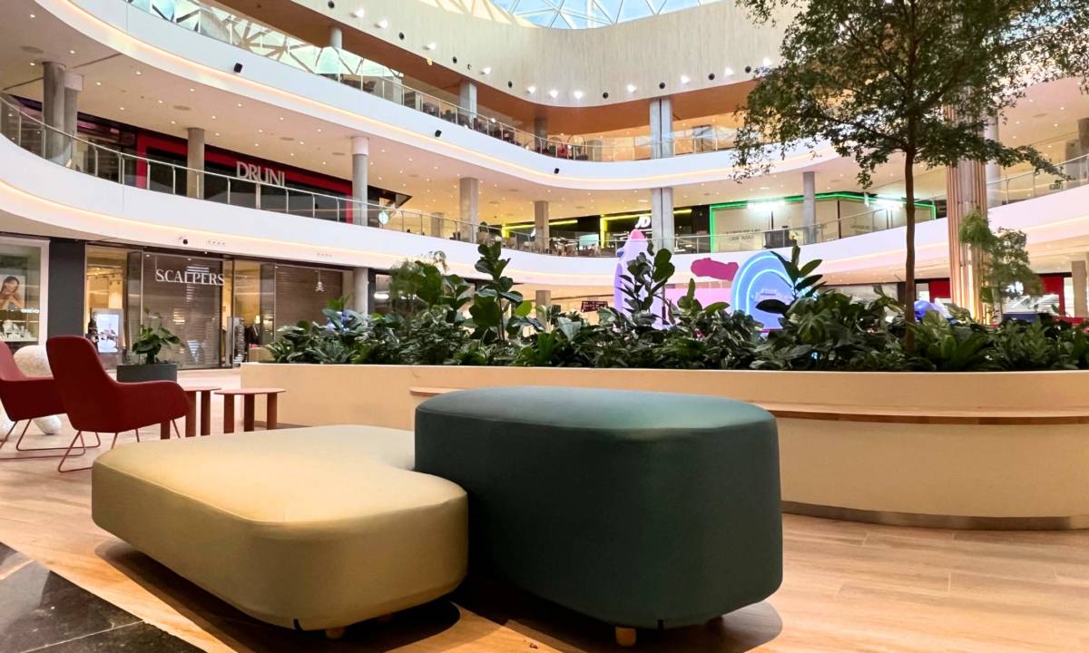 Piezas de mobiliario con acabado textil en beige y verde para Retail