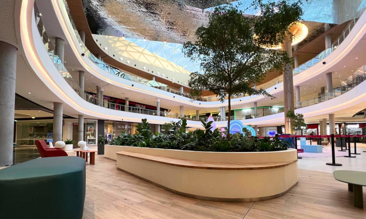 Piezas para zonas comunes de centro comercial con jardineras a medida y totalmente personalizadas