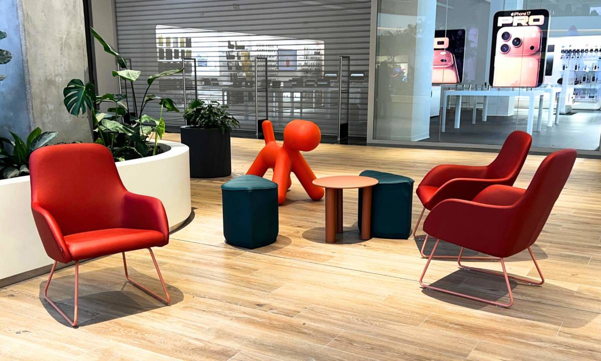 Mobiliario para Retail con sofás granates, pufs azules y taburetes con forma animal en naranja vivo