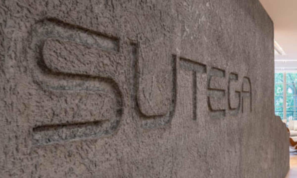 Logo de Sutega en pared de hormigón