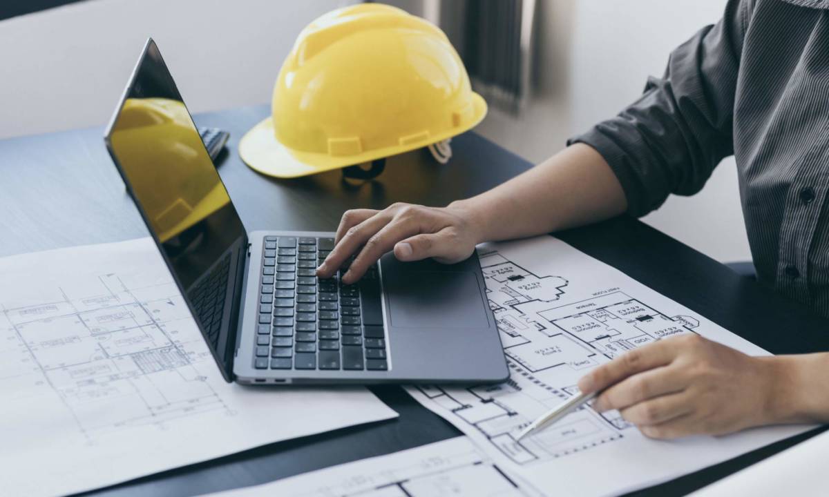 Equipo de obra trabajando en la oficina en proyecto Design&Build