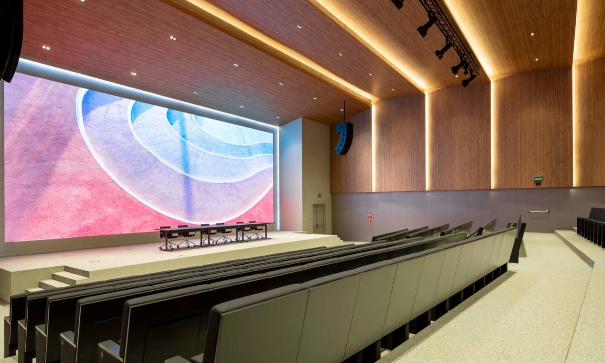 Auditorio en espacio de trabajo, con butacas y sistemas audiovisuales