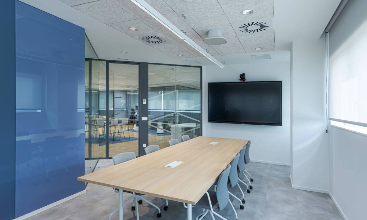 Sala de reuniones con tecnología y monitor de gran formato