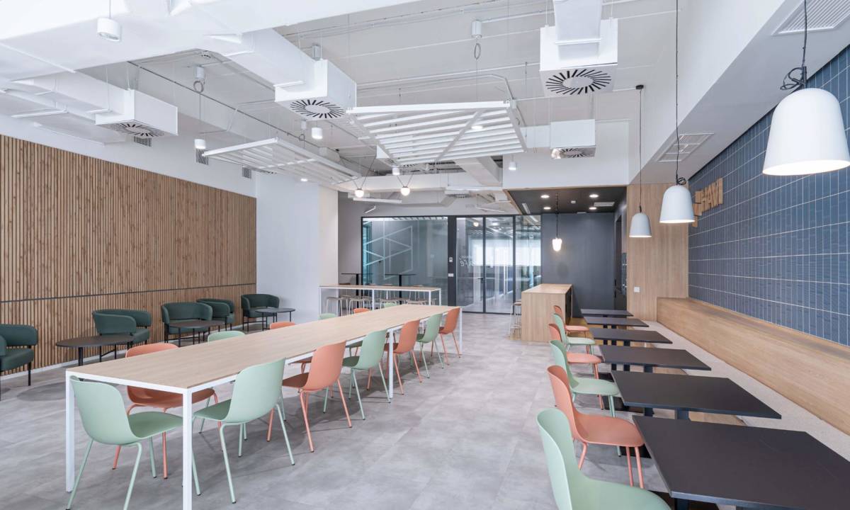 Office de zona de trabajo de Madrid con mobiliario de colores