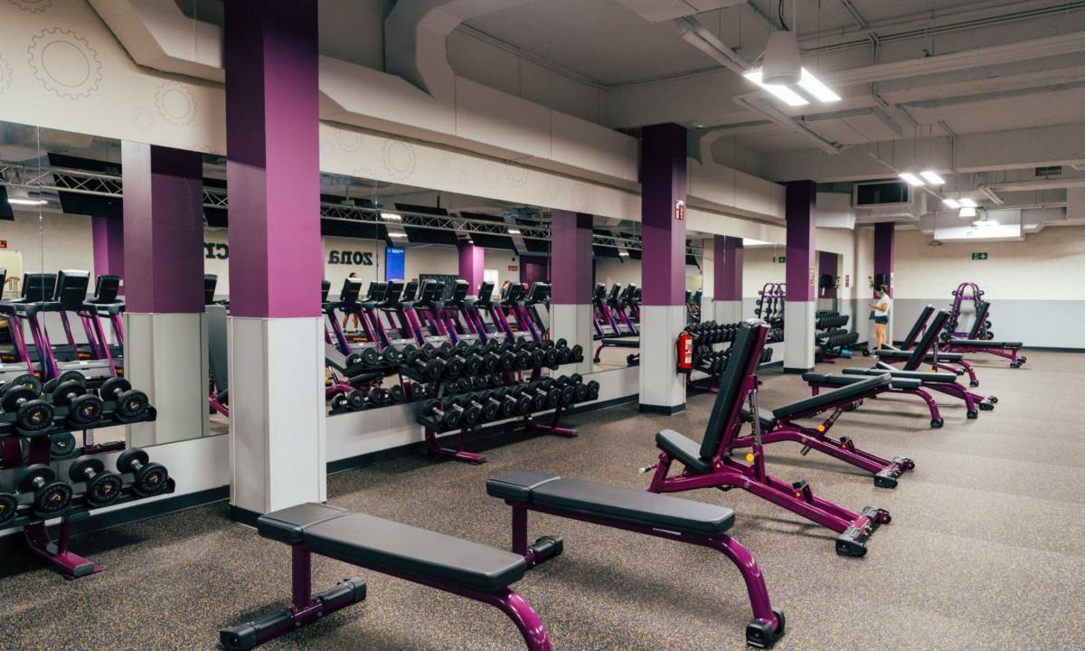 Zona deportiva con trabajos de obra y construcción a medida