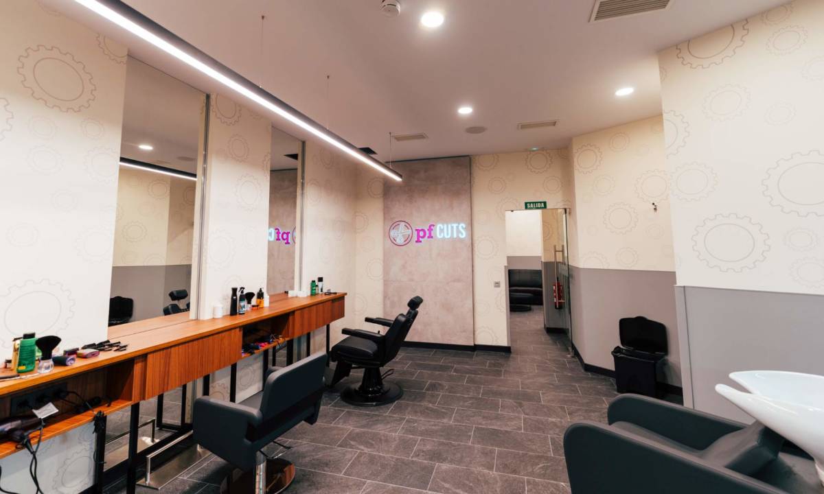 Zona de peluquería en gimnasio de Barcelona