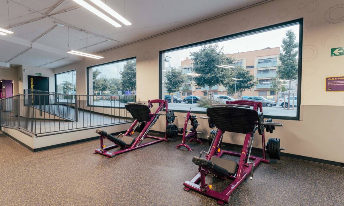 Espacio deportivo con grandes ventanales