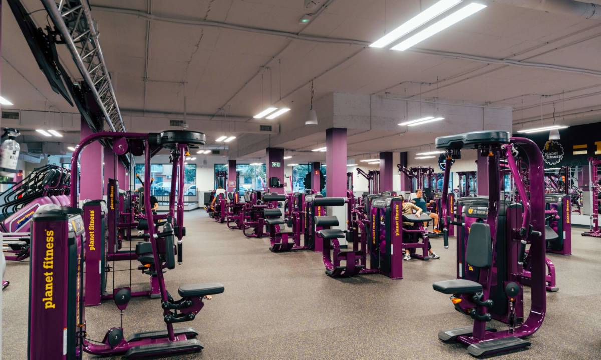 Gran espacio deportivo en Barcelona con trabajos de construcción para su transformación