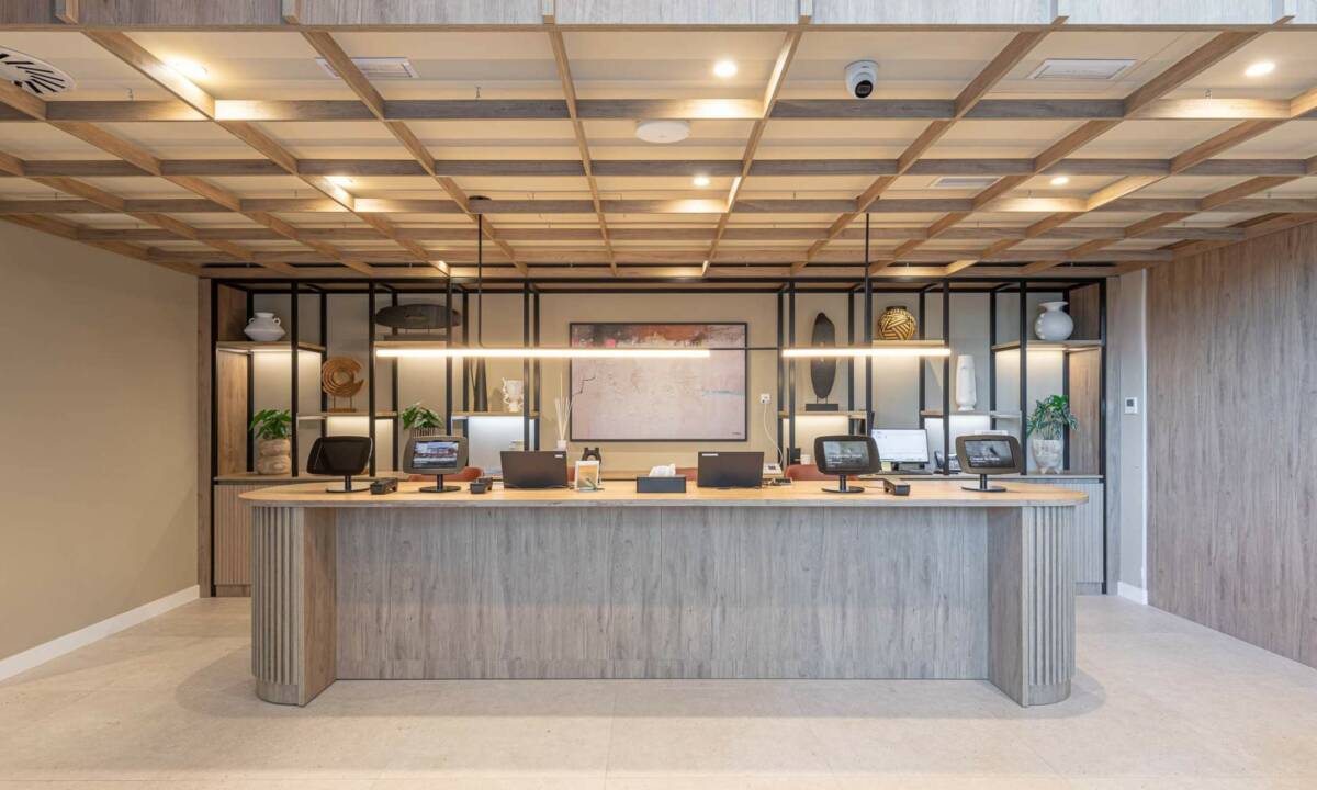 Mostrador de recepción de carpintería a medida fabricado en madera