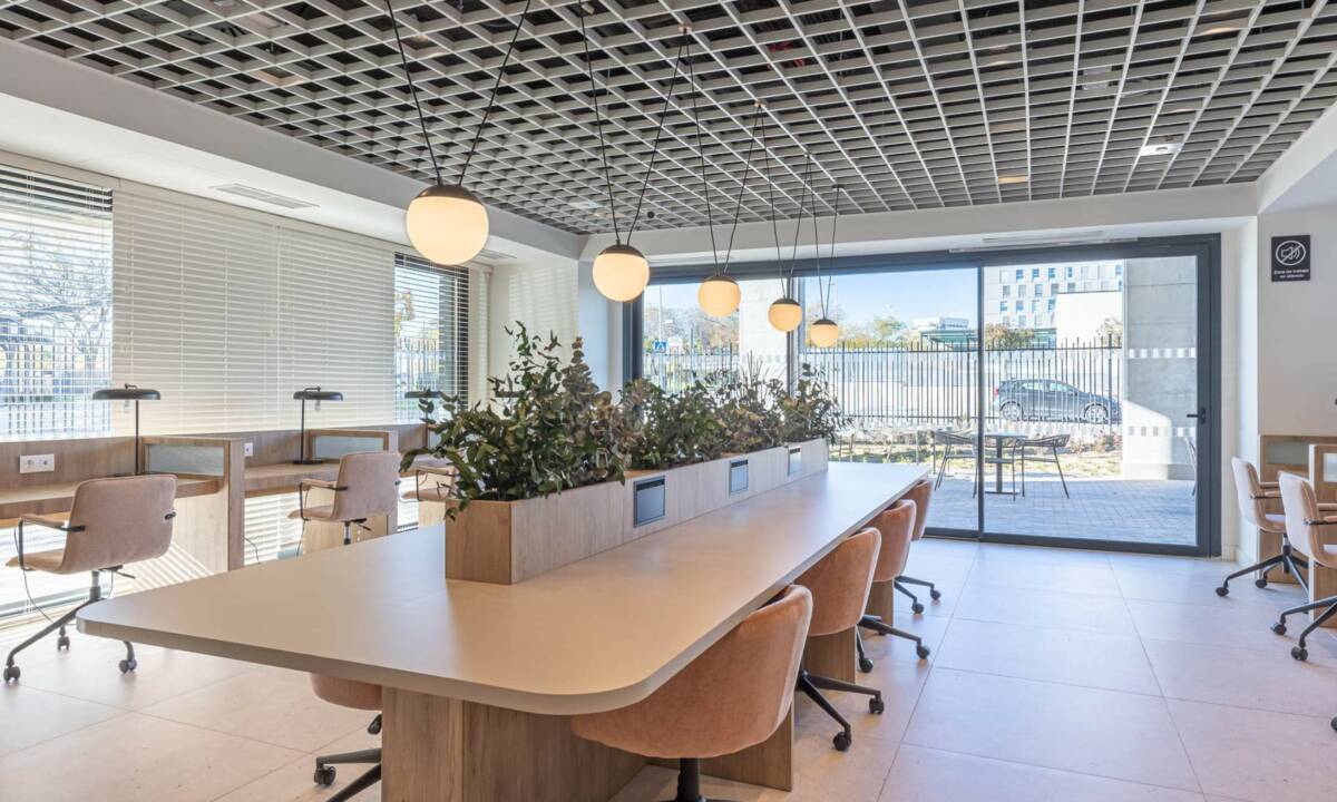 mesas y zona de coworking en carpinteria para nuevo coliving en valdebebas