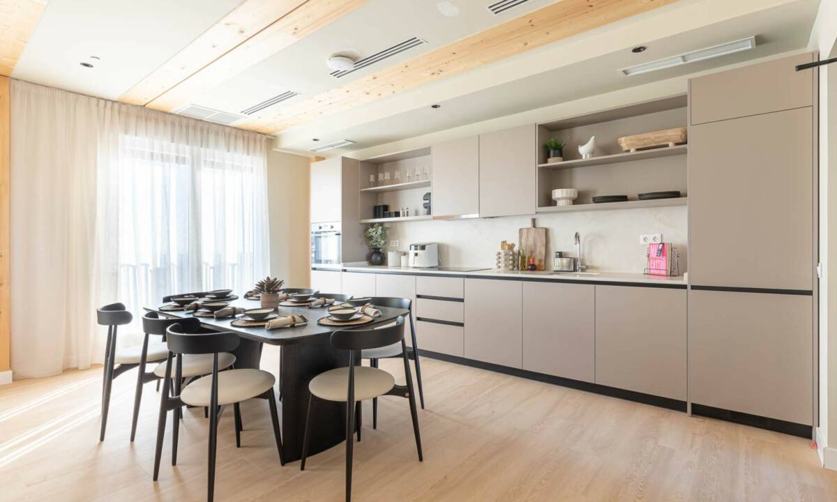 Espacio de cocina común con mobiliario a medida en Flex Living en Madrid