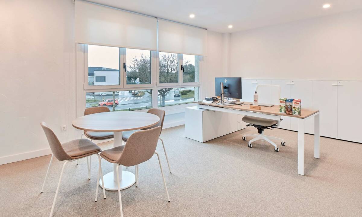 Sala de despacho con mobiliario estándar y a medida