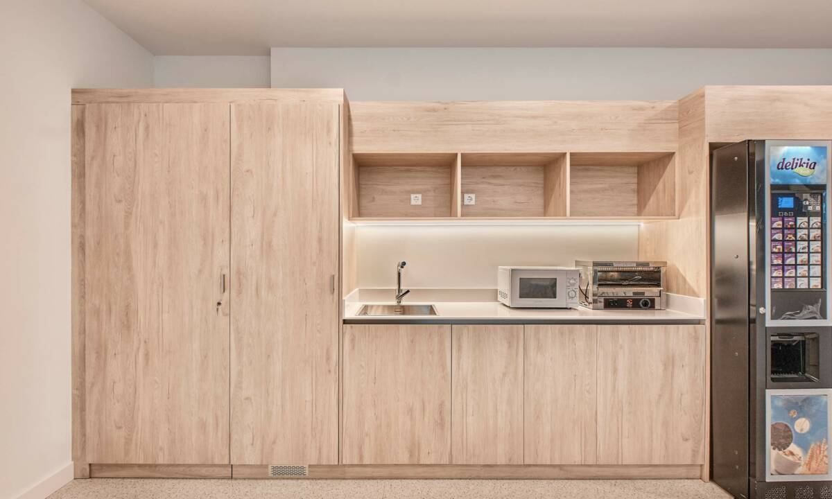 Mueble de office de carpintería a medida fabricado en taller