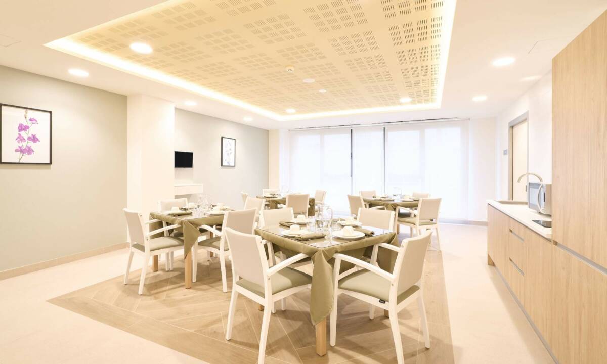 Comedor común en espacio compartido de residencia de mayores