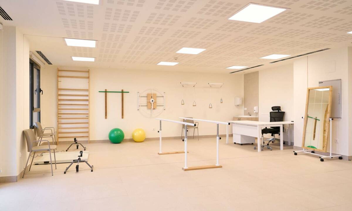 Zona de fisioterapia y rehabilitación en centro de mayores