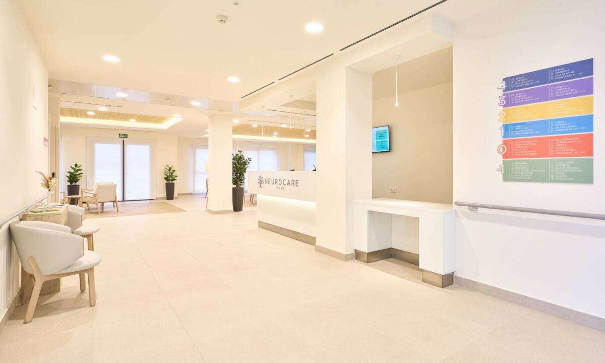 Mostrador a medida en zona de entrada de residencia de mayores en Zamora