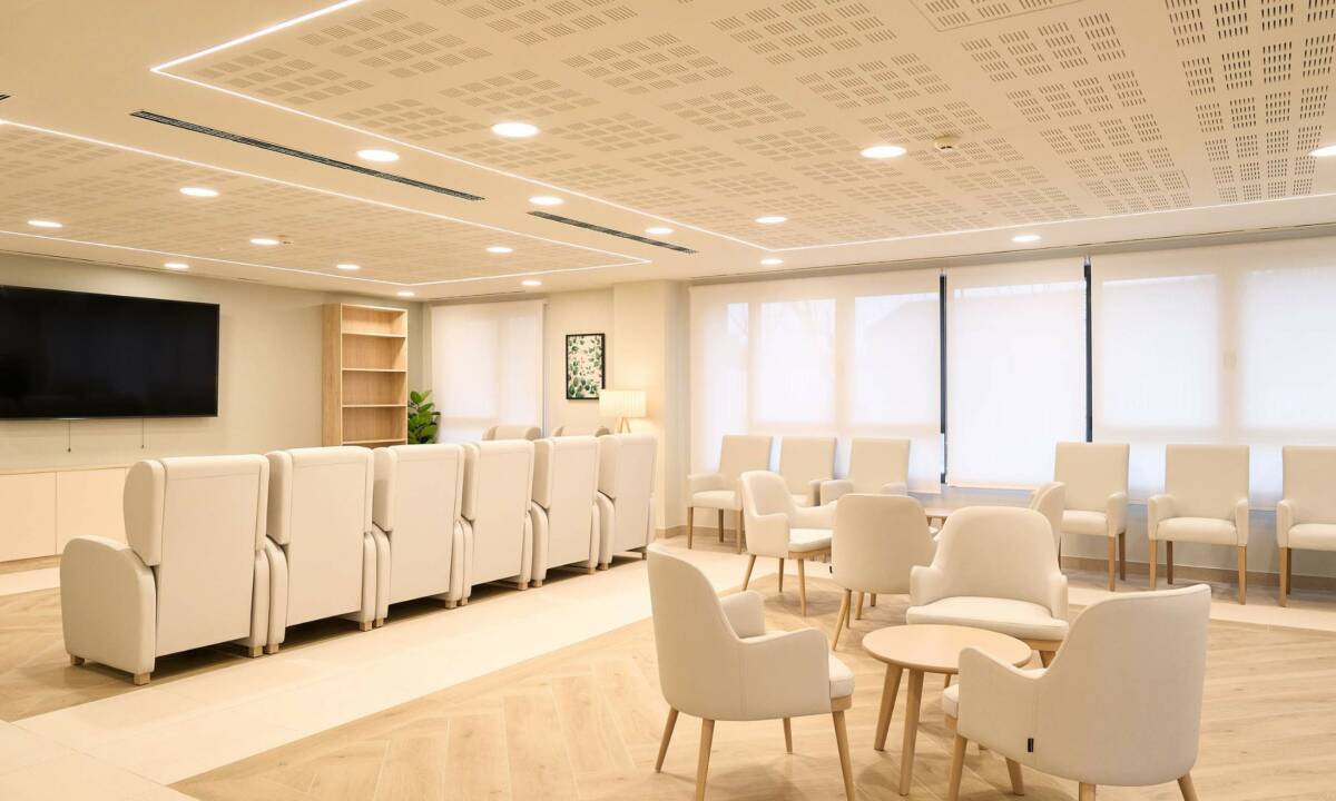 Salón de TV con mobiliario, butacas y sofás y carpintería a medida