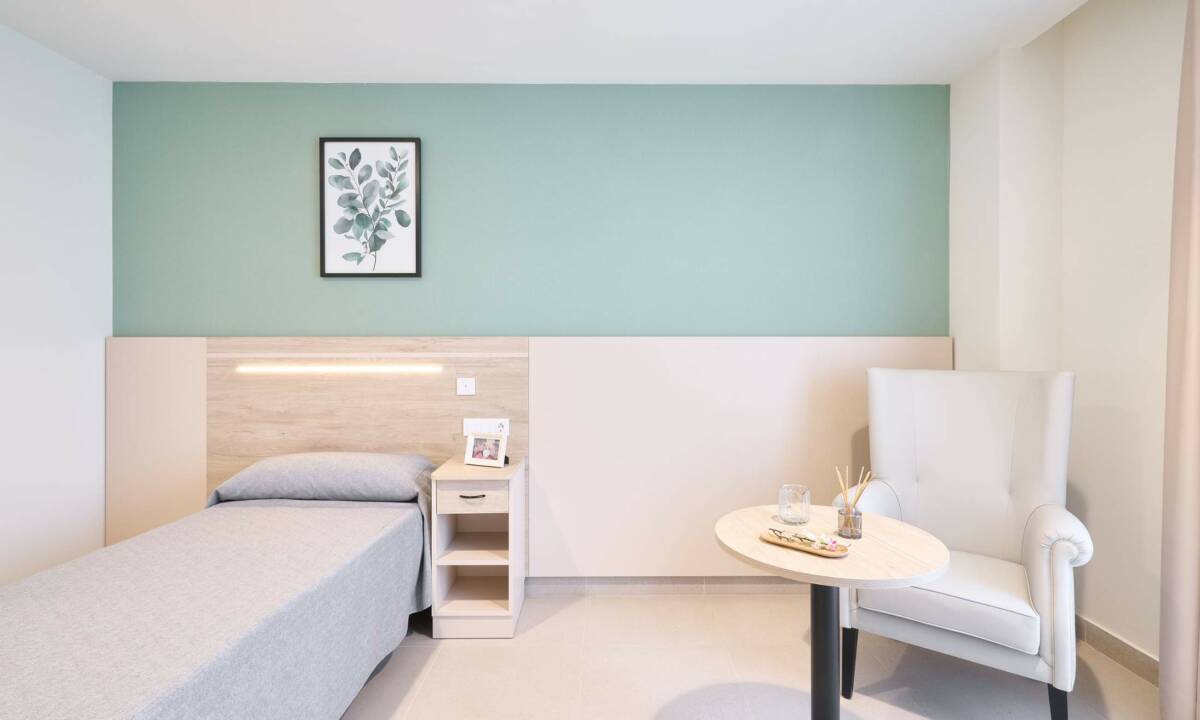 Dormitorio individual para cuidado de mayores en Senior Living en Zamora