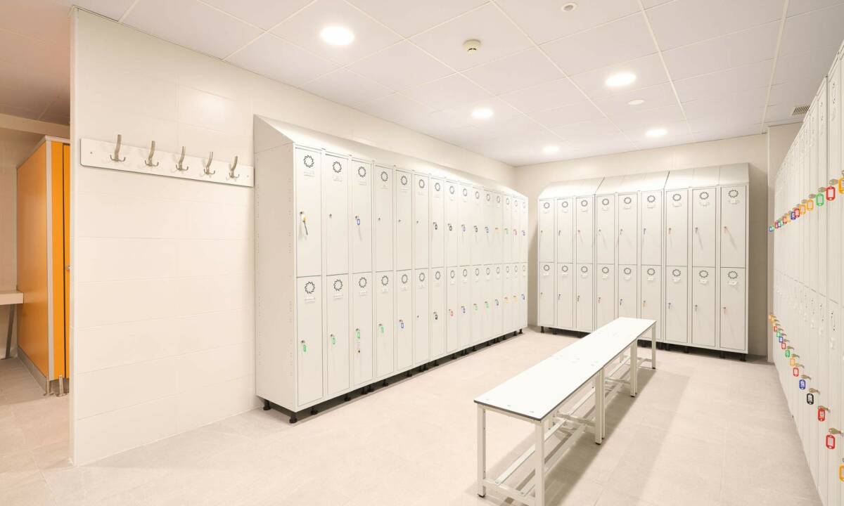 Vestuarios con taquillas a medida en zona privada de empleados de residencia de mayores