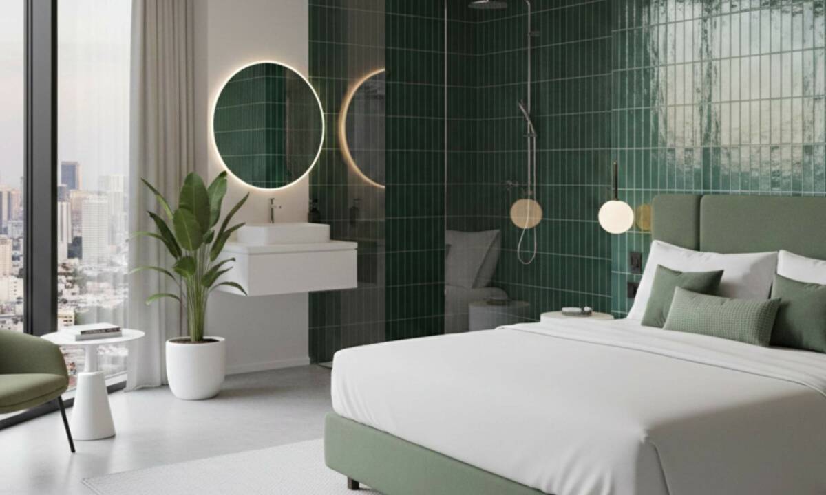 Habitación doble de hotel con ducha de alicatado verde y ventanales hacia ciudad
