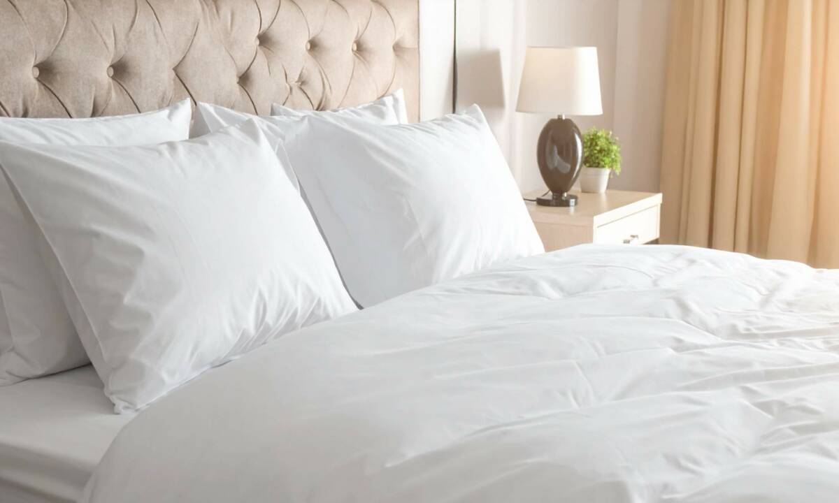 Cama doble de hotel con mobiliario de habitación funcional y confortable