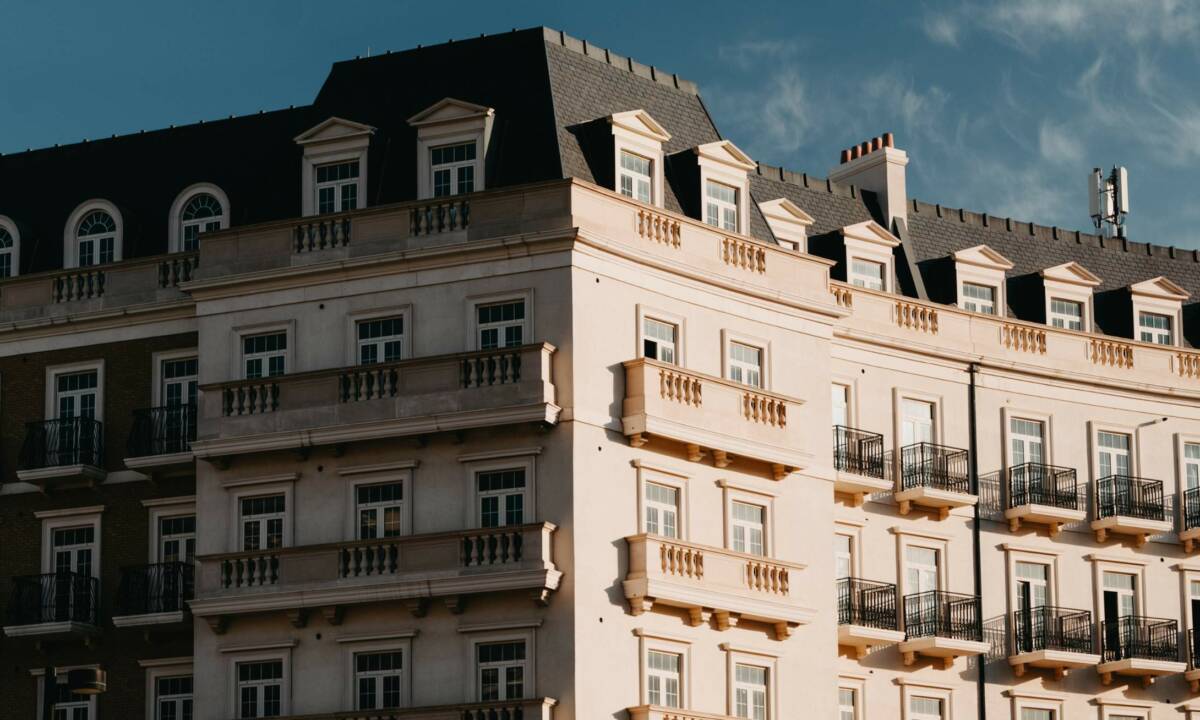 Fachada exterior de hotel en gran ciudad