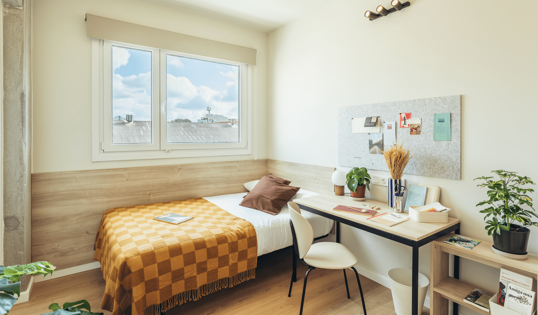 Habitación simple equipada con mobiliario estándar en nuevo flex living en Terrasa