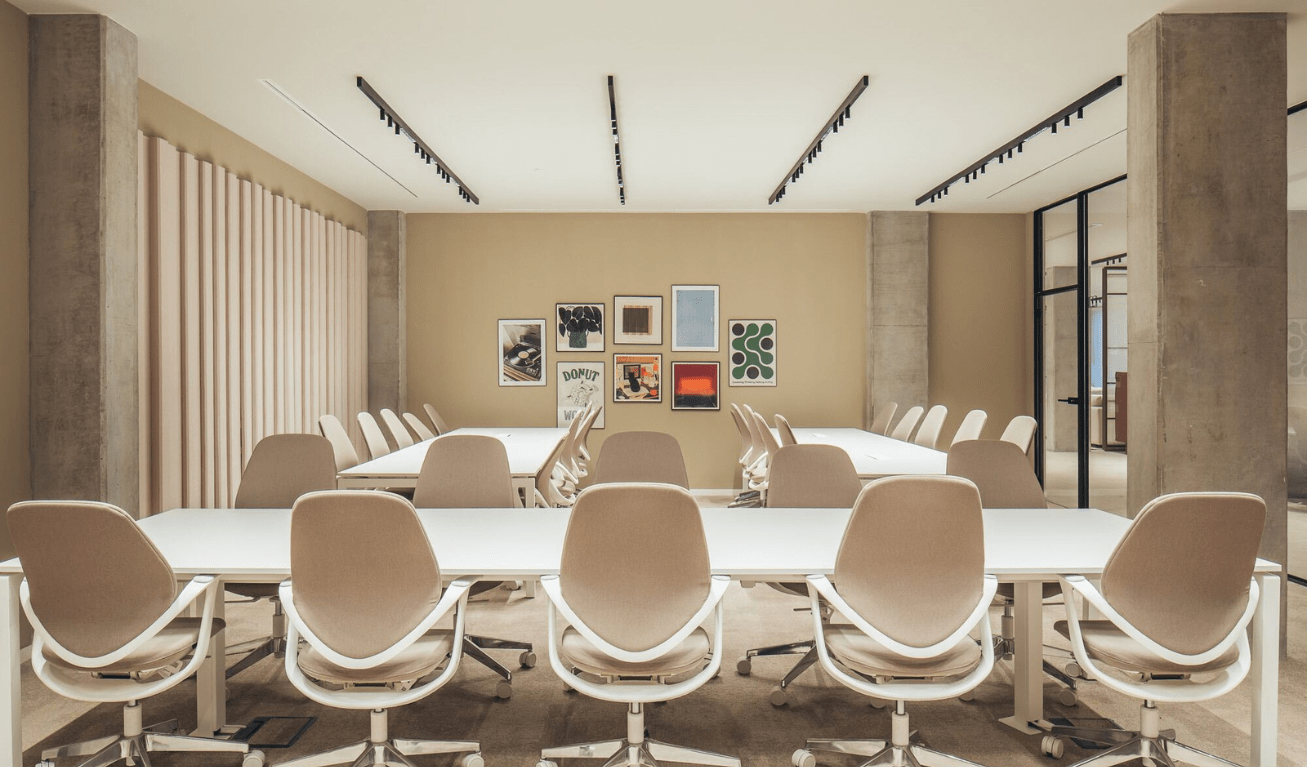 Coworking equipada con mobiliario estándar en nuevo flex living en Terrasa