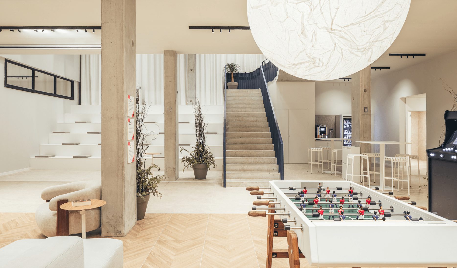 Sala de juego y Ágora equipada con mobiliario estándar y tecnología AV en nuevo flex living en Terrasa