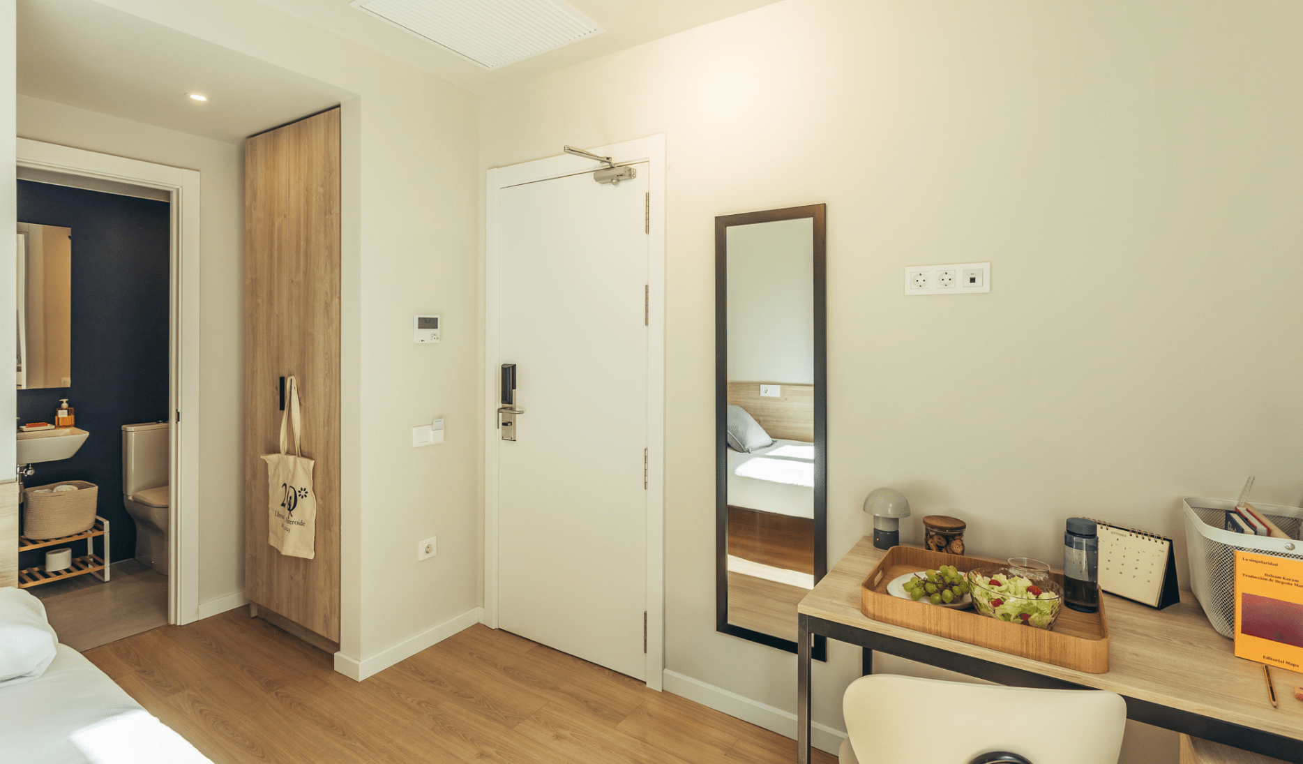 Detalles habitación equipada con mobiliario estándar y tecnología AV en nuevo flex living en Terrasa