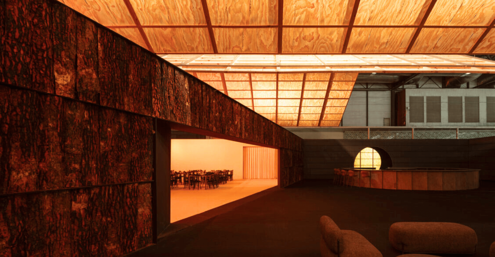 Colores oscuros y material natural visto en stand lounge de ARCOmadrid 2026