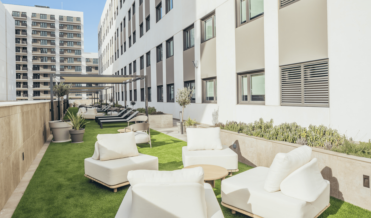 Terraza equipada con mobiliario estandar en nuevo flex living en Terrasa