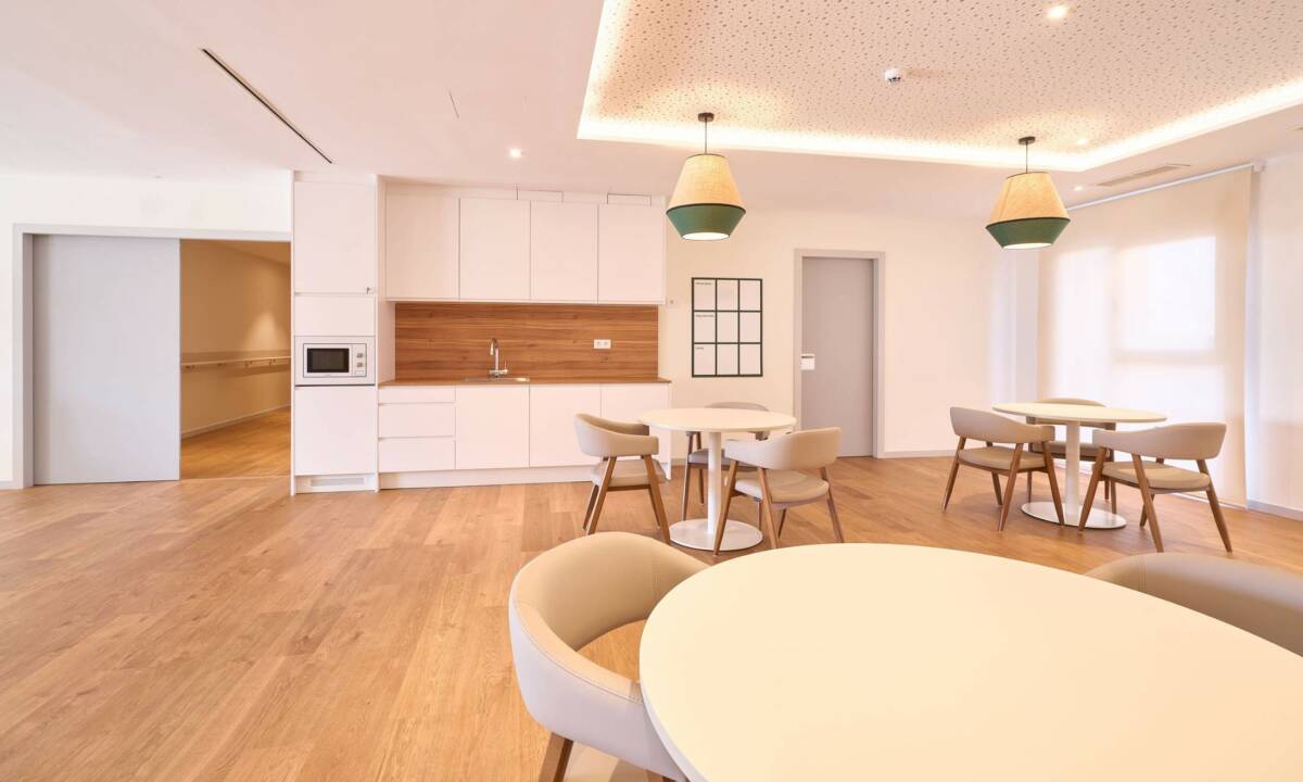 Mobiliario de cocina en madera de carpintería personalizada en talleres propios