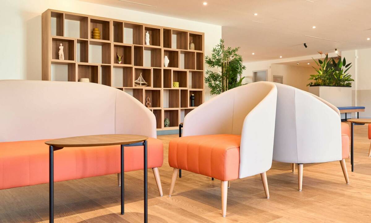 Detalle de mobiliario con butacas de colores en residencia de mayores