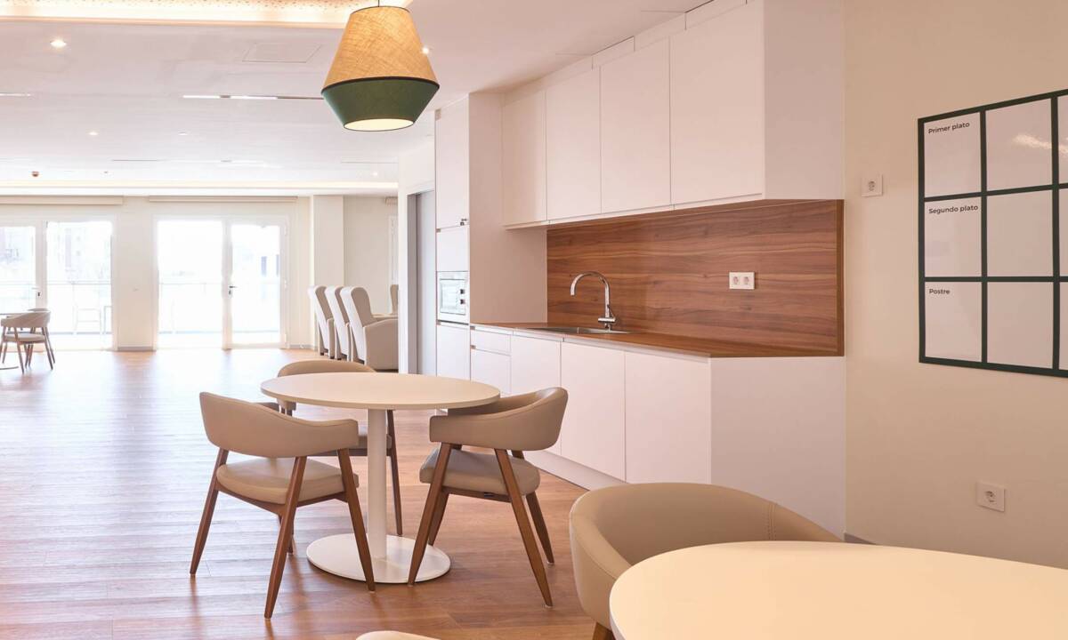 Cocina realizada en carpintería a medida en taller propio de STGgroup en tonos blancos y madera natural