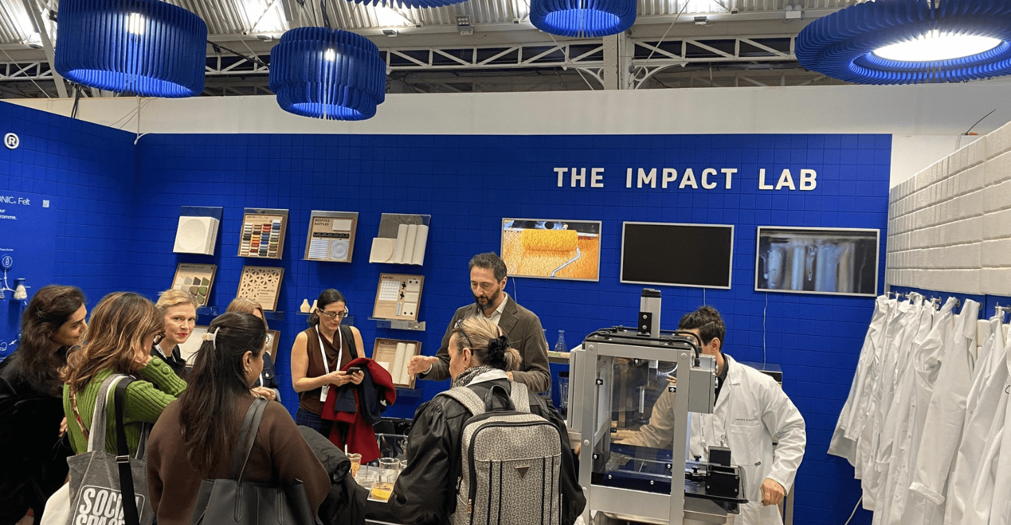 Stand sobre materiales sosteniblen en la feria Workplace Design Show 2026